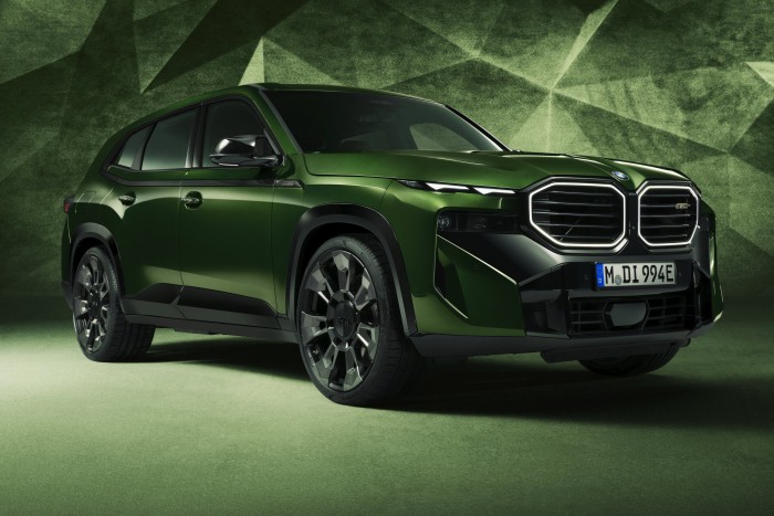 Extrém színekben is kérhető a BMW brutál hibridje 7