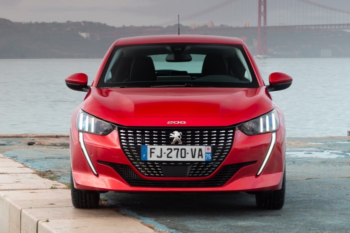 Nem enged cammogni: magától ad gázt a kisautó 7