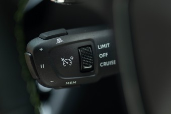 Nem enged cammogni: magától ad gázt a kisautó