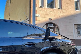 A második emeletről tölti autóját egy Porsche-tulajdonos Budán