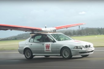 Elég szárnyakat szerelni egy BMW-re, hogy repülni tudjon? Kipróbálták!
