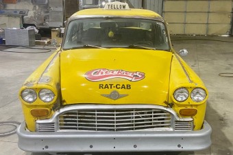 Meglepő lesz látni, mit rejt ennek a szakadt amerikai taxinak az orra