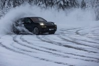 Rekordot dönt a Cayenne-nel a Porsche 18