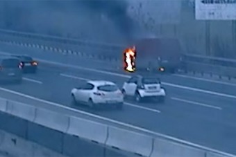Videón, ahogy menet közben gyulladt ki egy furgon az M0-son