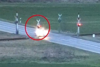 Piros volt, de nem is fékezett a vasúti átjárónál, a rendőrök páholyból nézték a drónnal