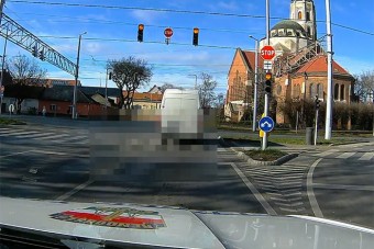 Rendőrautó előtt át a piroson? A debreceni furgonos simán megcsinálta