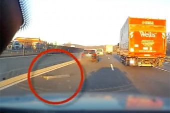 Ijesztő pillanatok az M0-son, targoncavilla végzett több autóval