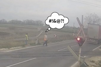 Kimentek megjavítani a letört sorompót, egy kamionos egy óra múlva elintézte a túloldalt is