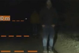 Ezért kell láthatóan felöltöznöd, ha sötétben gyalogolsz az út mellett!