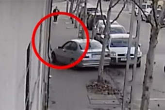 A síneken, a járdán és mindenhol menekült a rendőrök elől egy betépett autós Budapesten