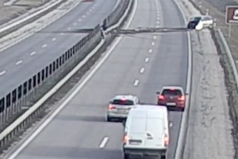 Durván szétcsapta a szalagkorlátot egy sofőr, aki elaludhatott az M4-esen