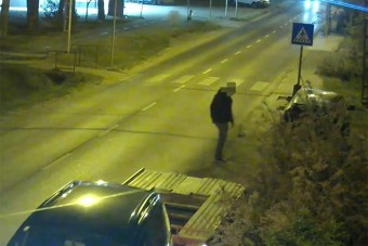 Hihetetlenül lazán, trélerrel lopkodta a parkoló autókat egy hazai banda