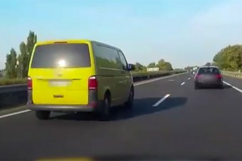 160-ról büntetőfékezett egy furgonos az M3-ason, a kamerást is megbünteti a rendőrség