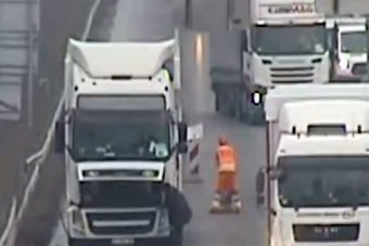 Önkényes terelést épített egy kamionos az M0-son