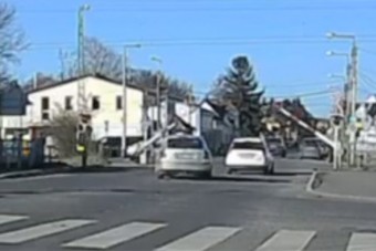 60 ezres mutatvány volt, hogy a záródó sorompók között szlalomozott át Encsen