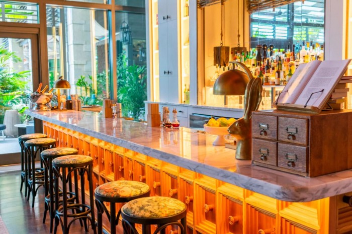 Százezrekért koktélozhatsz ebben a könyvtárban 1 | Vezess Százezrekért koktélozhatsz ebben a könyvtárban 1