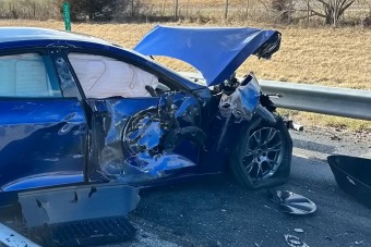 Vett egy új Teslát, három órával később már totálkáros volt