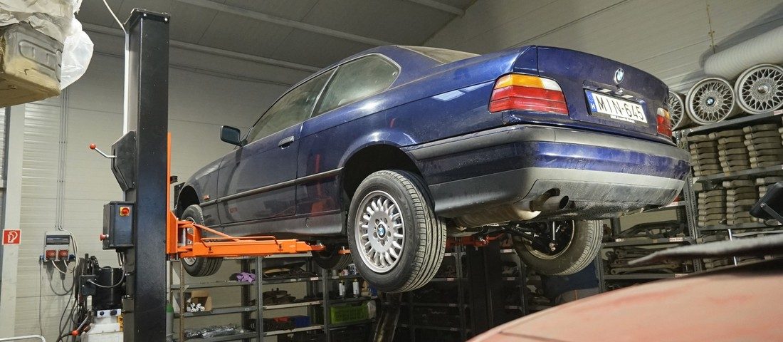 Ilyen egy alapos futóműfelújítás egy régi BMW-n