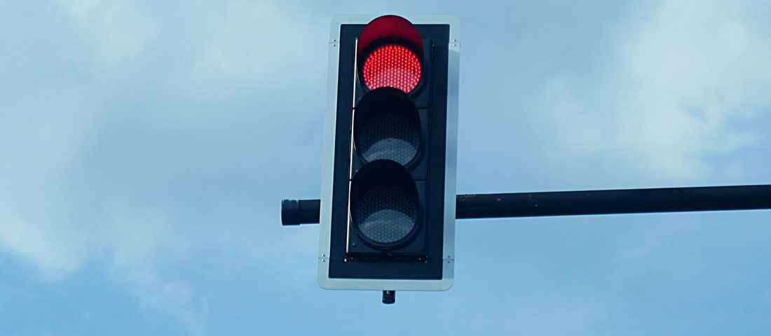 Beragadt a piros lámpa – vajon át lehet rajta menni? És ha igen, akkor mikor?