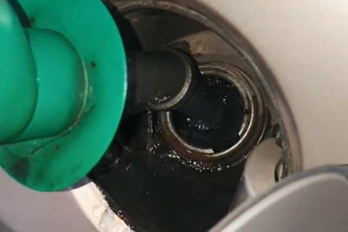 Nem számított, hogy nem fér, akkor is nyomta a benzint, mikor már a földre folyt