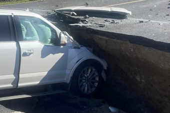 Hiába a figyelmeztetés, egymás után esnek a kráterbe az autók