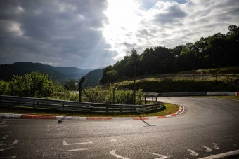 Újra F1-es autótól lesz hangos a Nürburgring