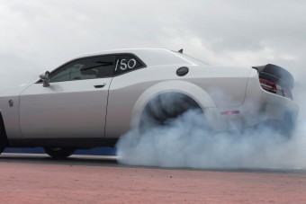 Kevés dolgot tud az 1025 lóerős amerikai V8-as démon, de azt nagyon