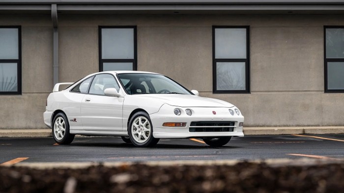 Lassan Ferrari-árban adják ezeket az öreg Hondákat 1