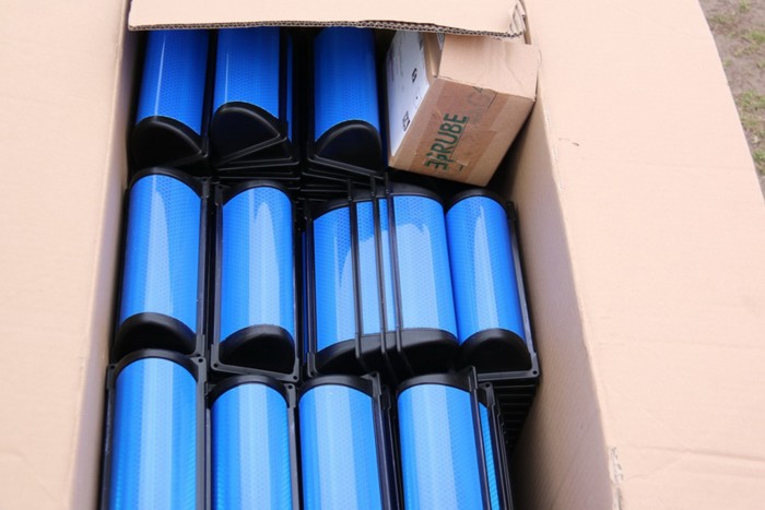 Újabb útszakaszra telepítenek kék prizmákat itthon