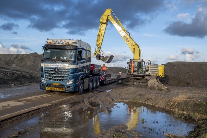 This truck can handle up to 180 tons 1