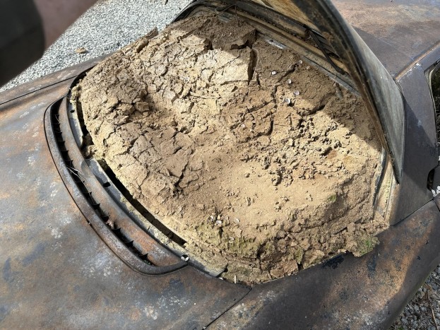 Iszappal teli autóroncsért fizettek 3 milliót