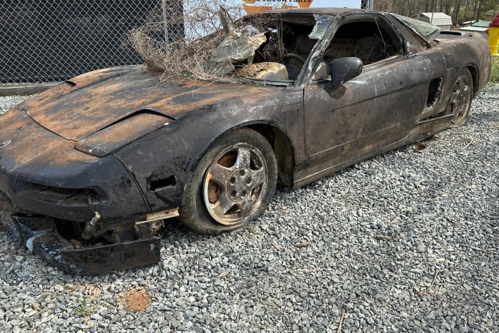 Iszappal teli autóroncsért fizettek 3 milliót 4