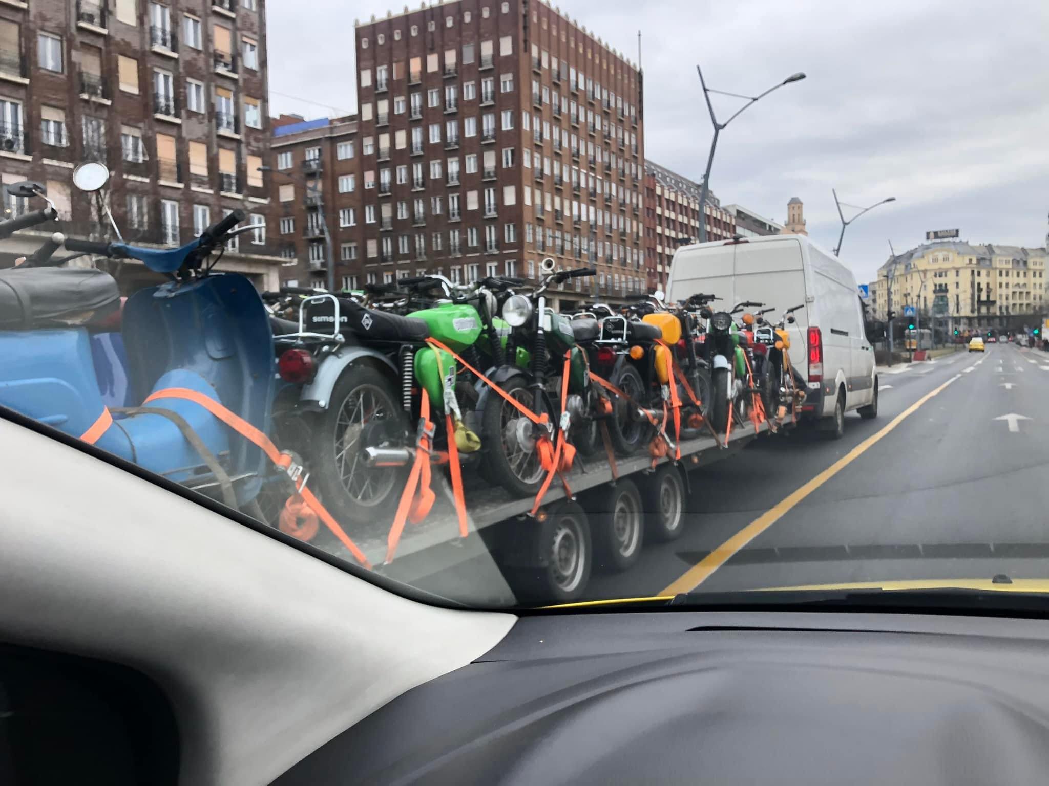 Több tucat Simson egy utánfutón, valaki rendesen bevásárlót 1