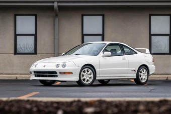 Lassan Ferrari-árban adják ezeket az öreg Hondákat