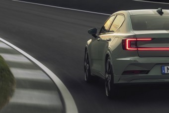 Üvöltő motor nélkül is sportos ez a szedán