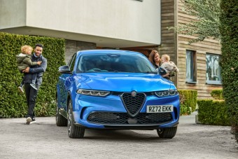 Áldás lehet a szülőknek a gyerekbiztos autó