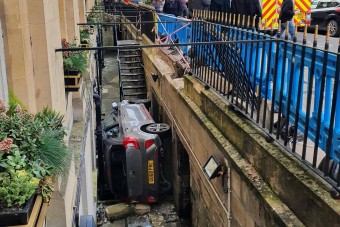 Szálloda alagsorában landolt egy autó