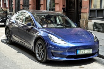 Fizetőssé válnak a hazai Tesla-töltők