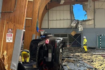 200 km/órával futott neki a focista a körforgalomnak, berepült a sportcsarnokba