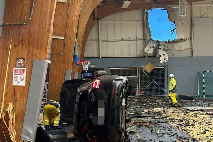 200 km/órával futott neki a focista a körforgalomnak, berepült a sportcsarnokba