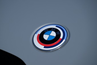 Furcsa megoldással dobná fel a vezetést a BMW