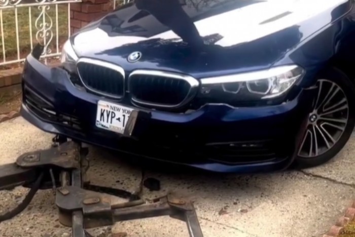 Accidente de coche BMW robado en Nueva York