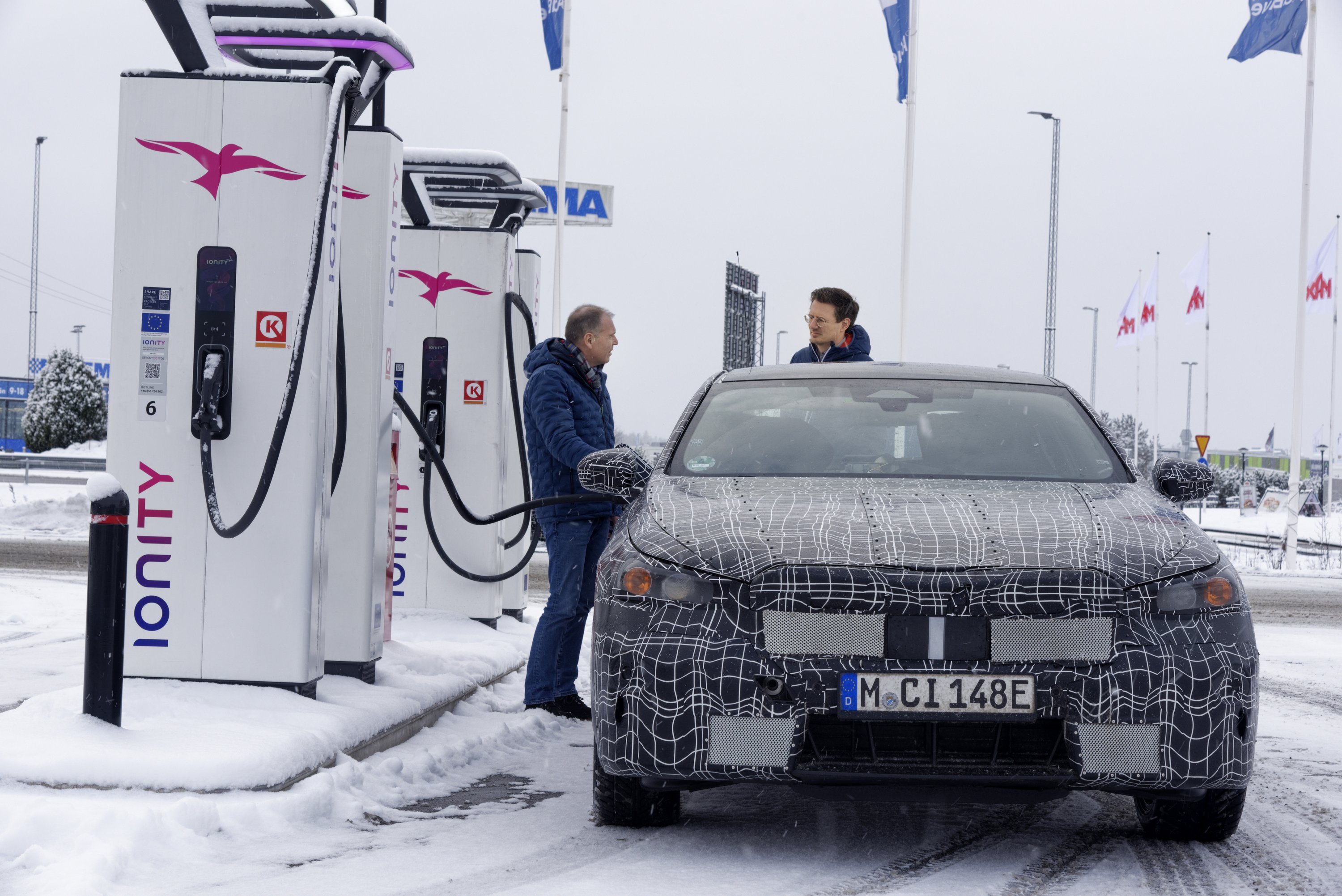 Hagyományos formát kap a BMW új villanyautója 64