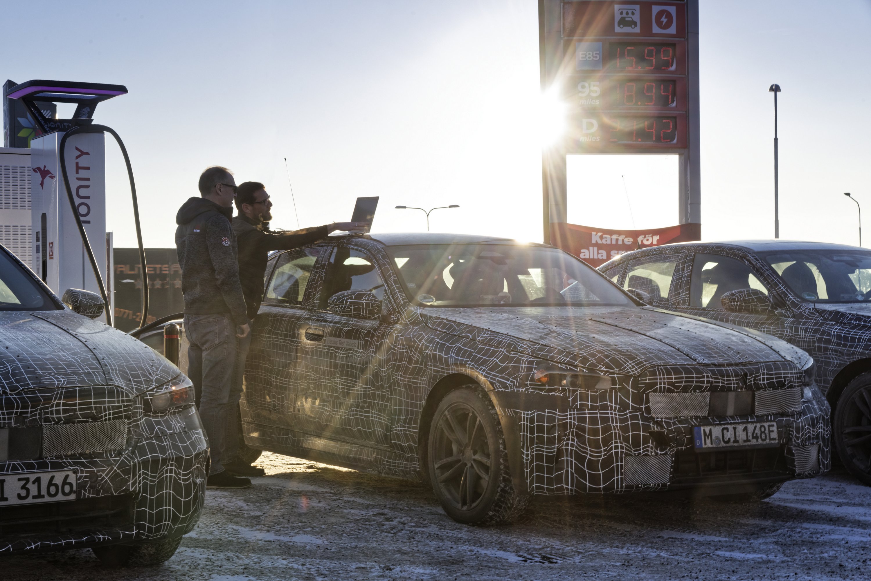 Hagyományos formát kap a BMW új villanyautója 59