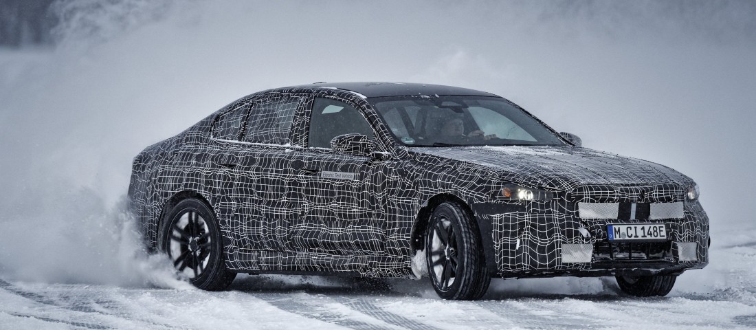 Hagyományos formát kap a BMW új villanyautója