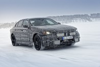 Hagyományos formát kap a BMW új villanyautója 108