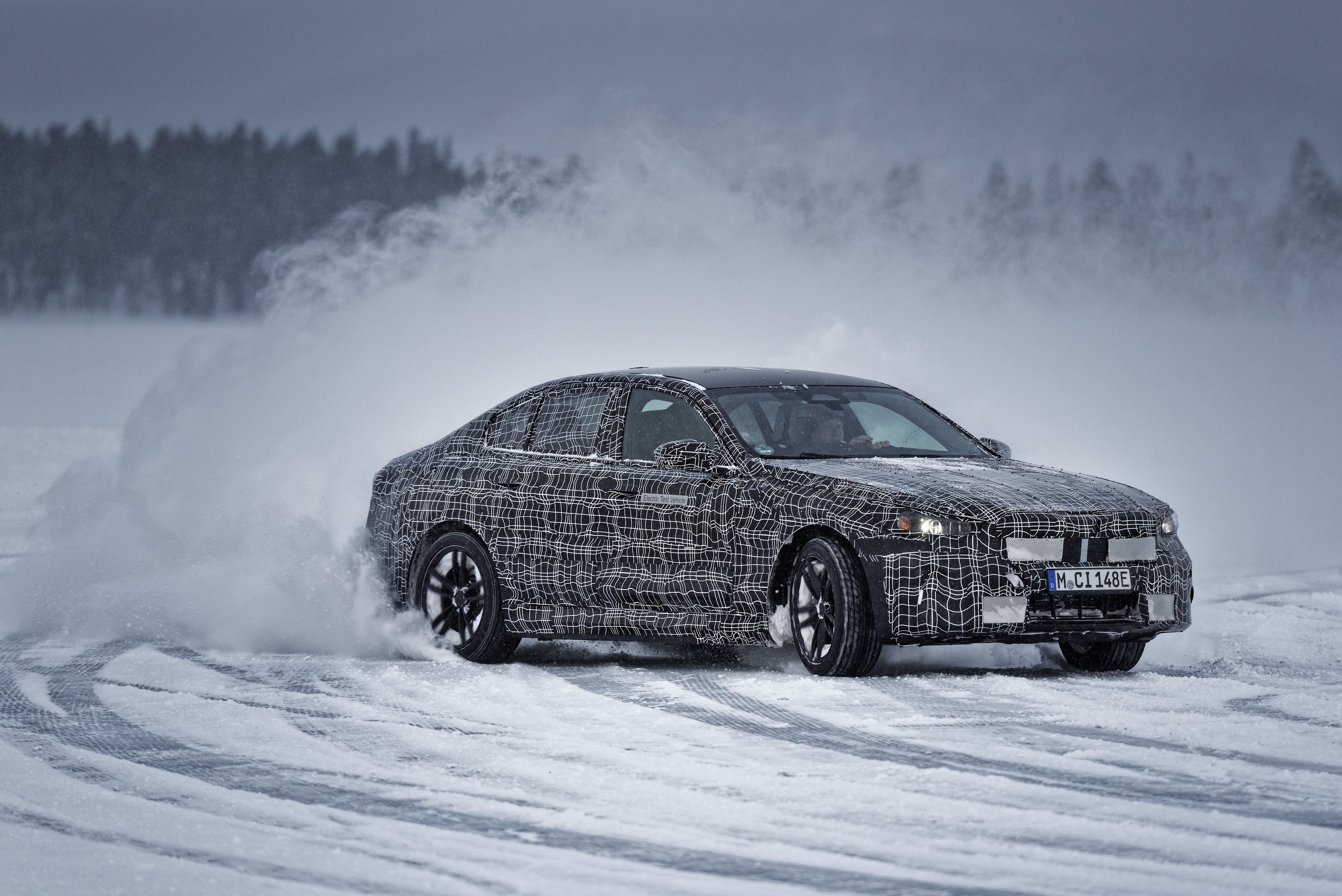 Hagyományos formát kap a BMW új villanyautója 27