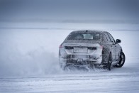 Hagyományos formát kap a BMW új villanyautója 100