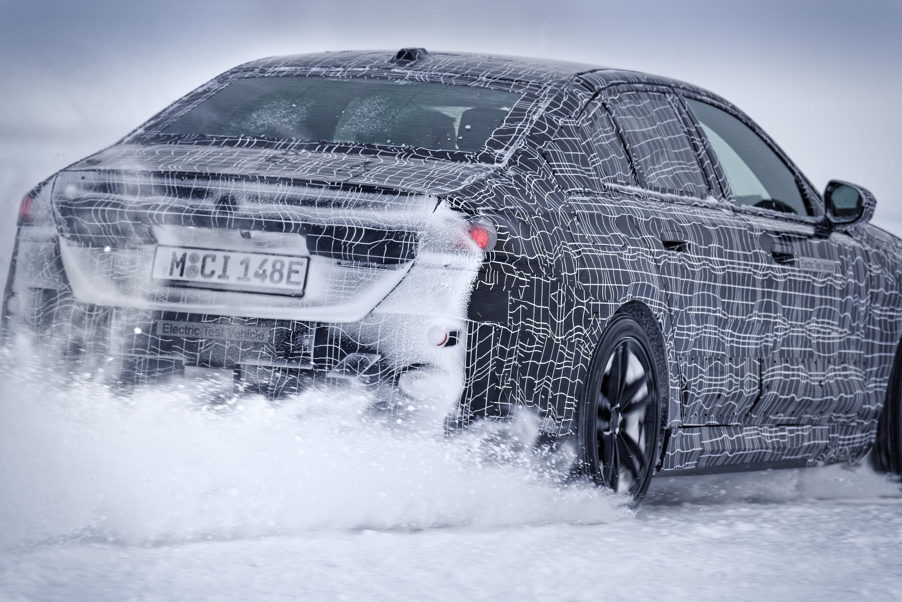 Hagyományos formát kap a BMW új villanyautója 21