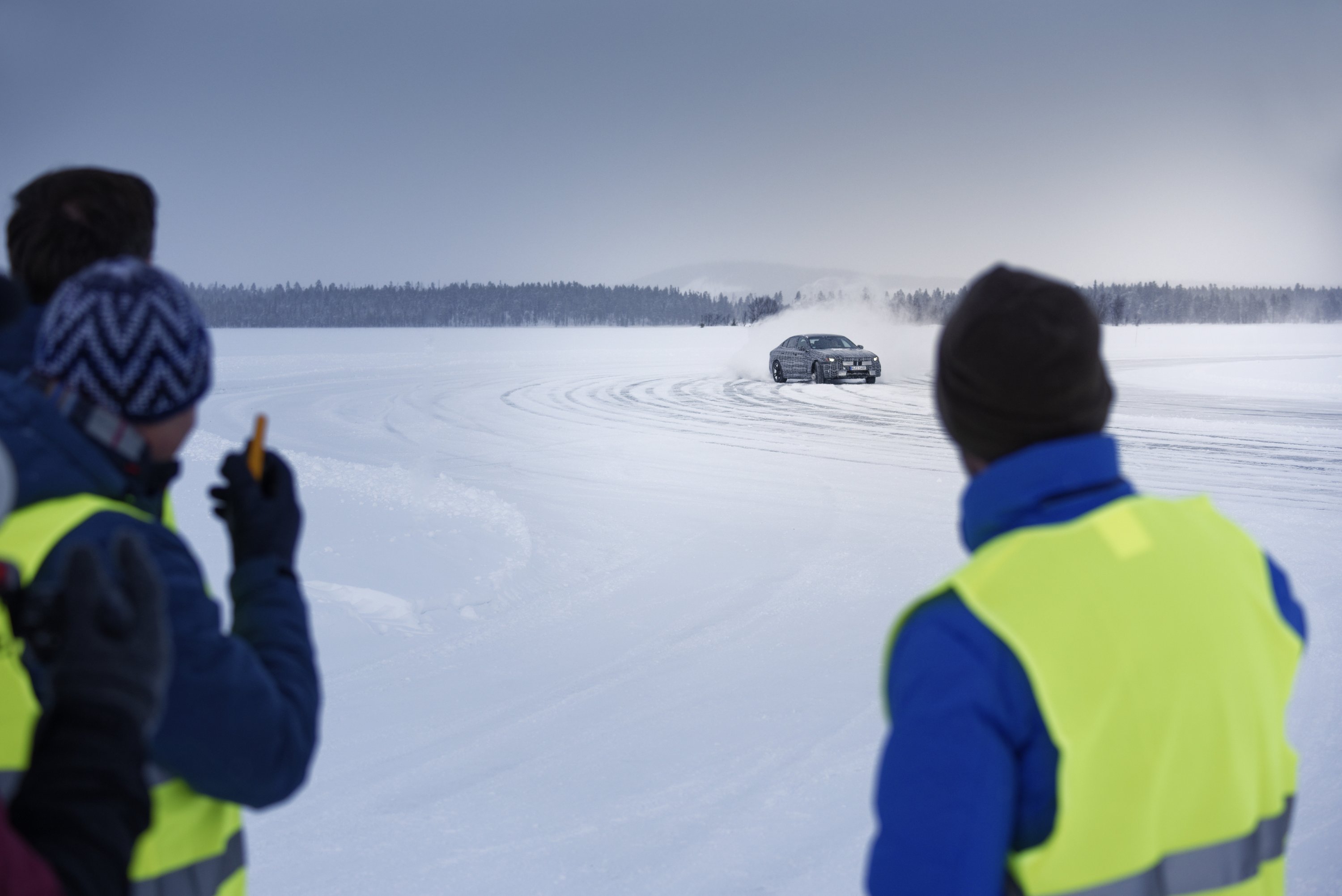 Hagyományos formát kap a BMW új villanyautója 20